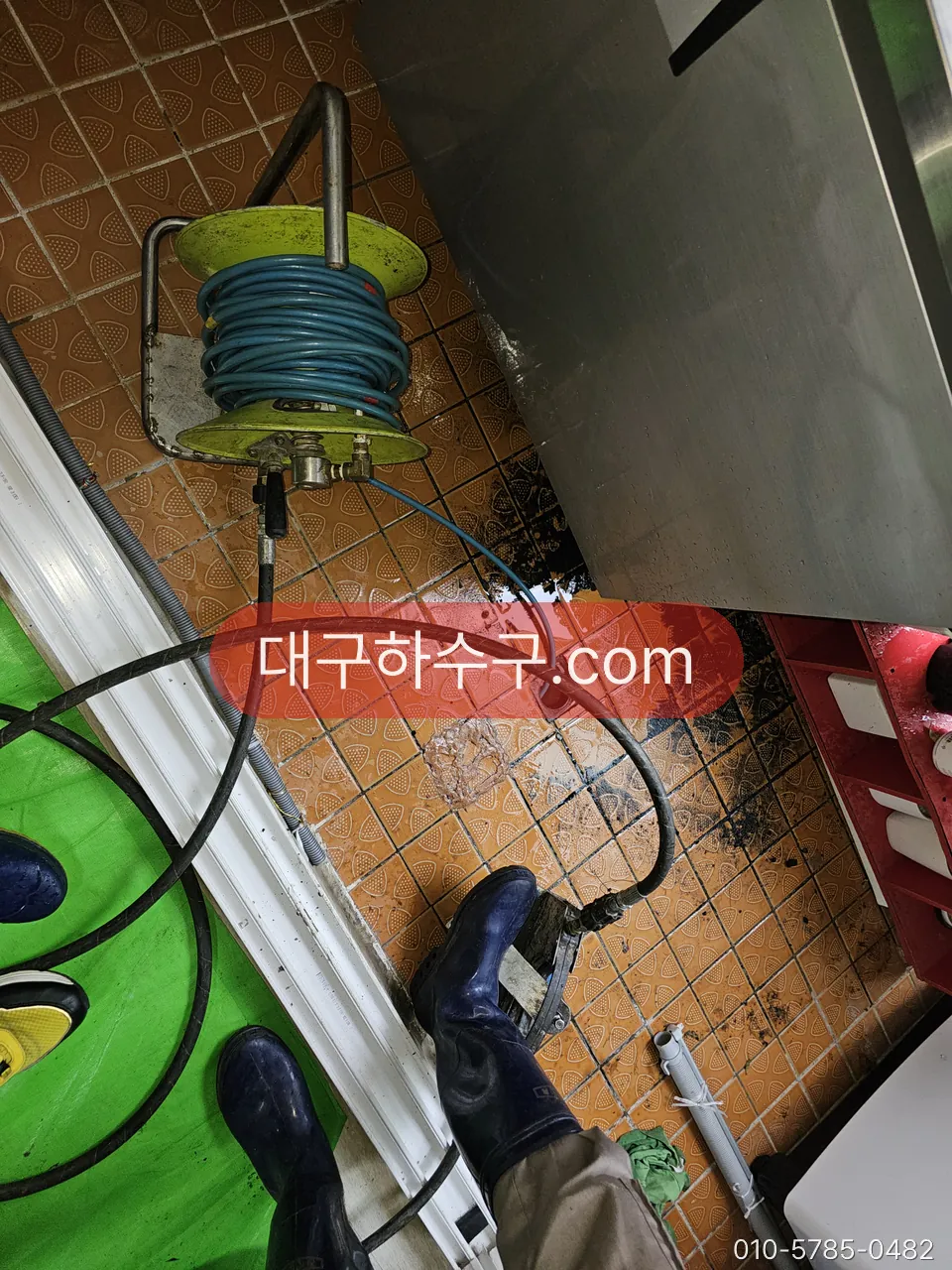 영업 끝난 주방에 들여놓은 세척 호스릴