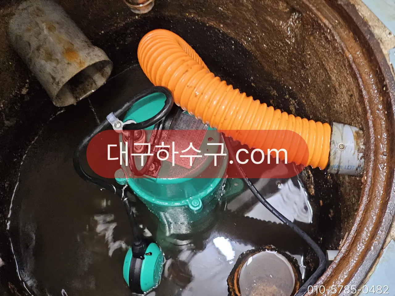 새 펌프 설치 뒤 배출관과 체크밸브 연결부
