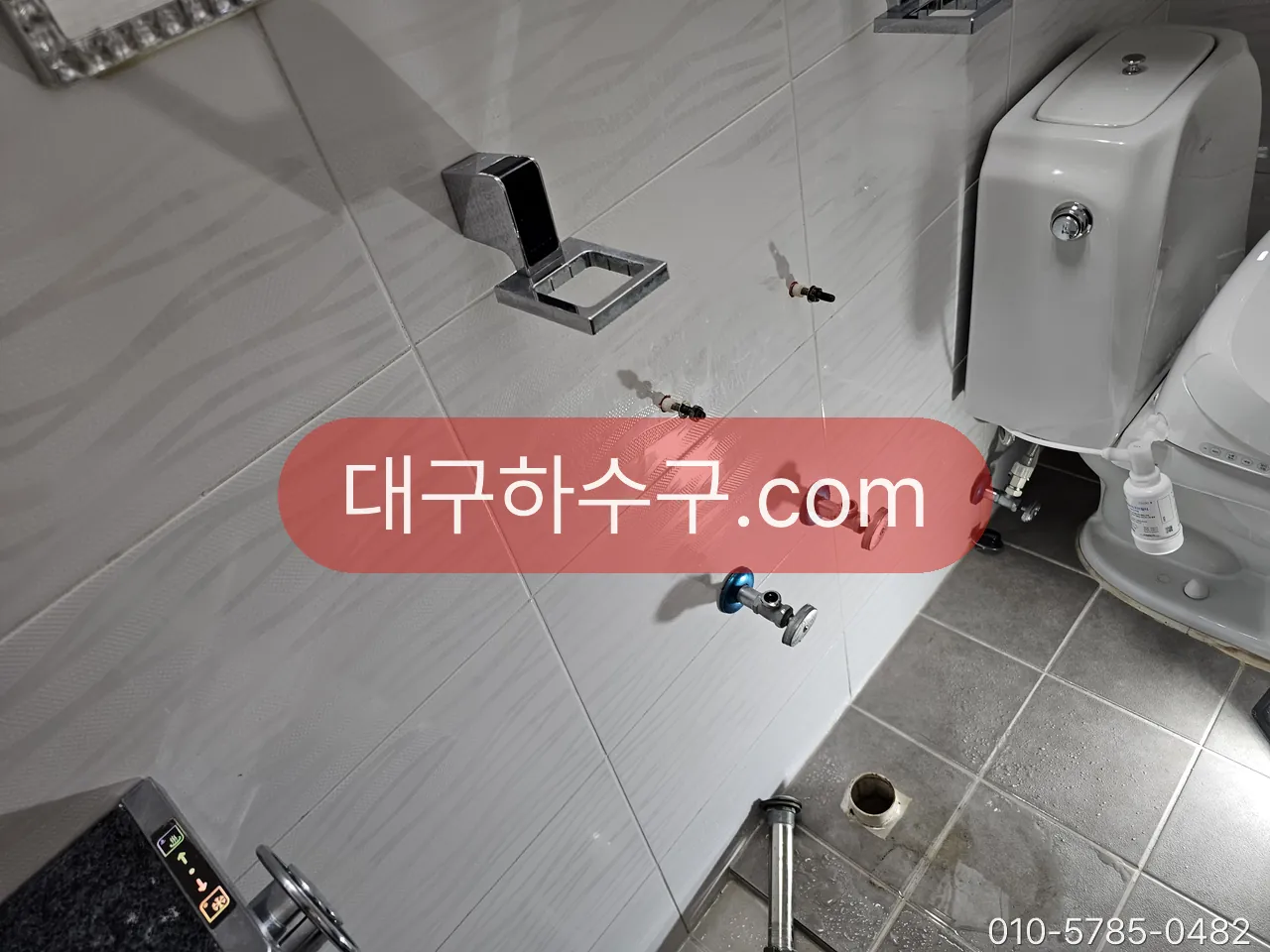세면대를 떼어낸 뒤 벽 앵글밸브와 배수 배관 위치 확인