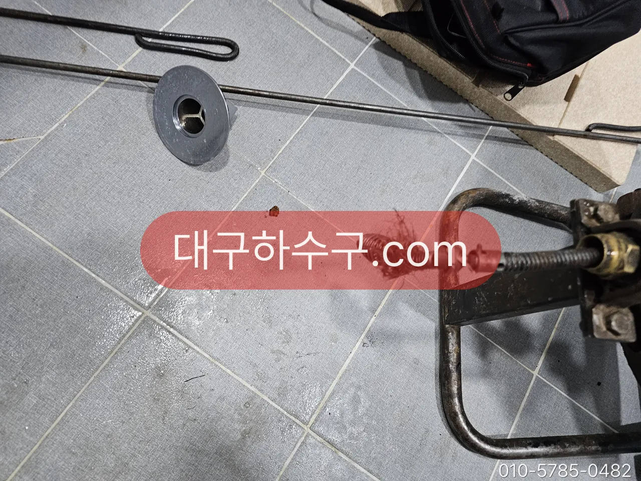 바닥 배수구 트랩 부속을 분해해 안을 확인하는 모습