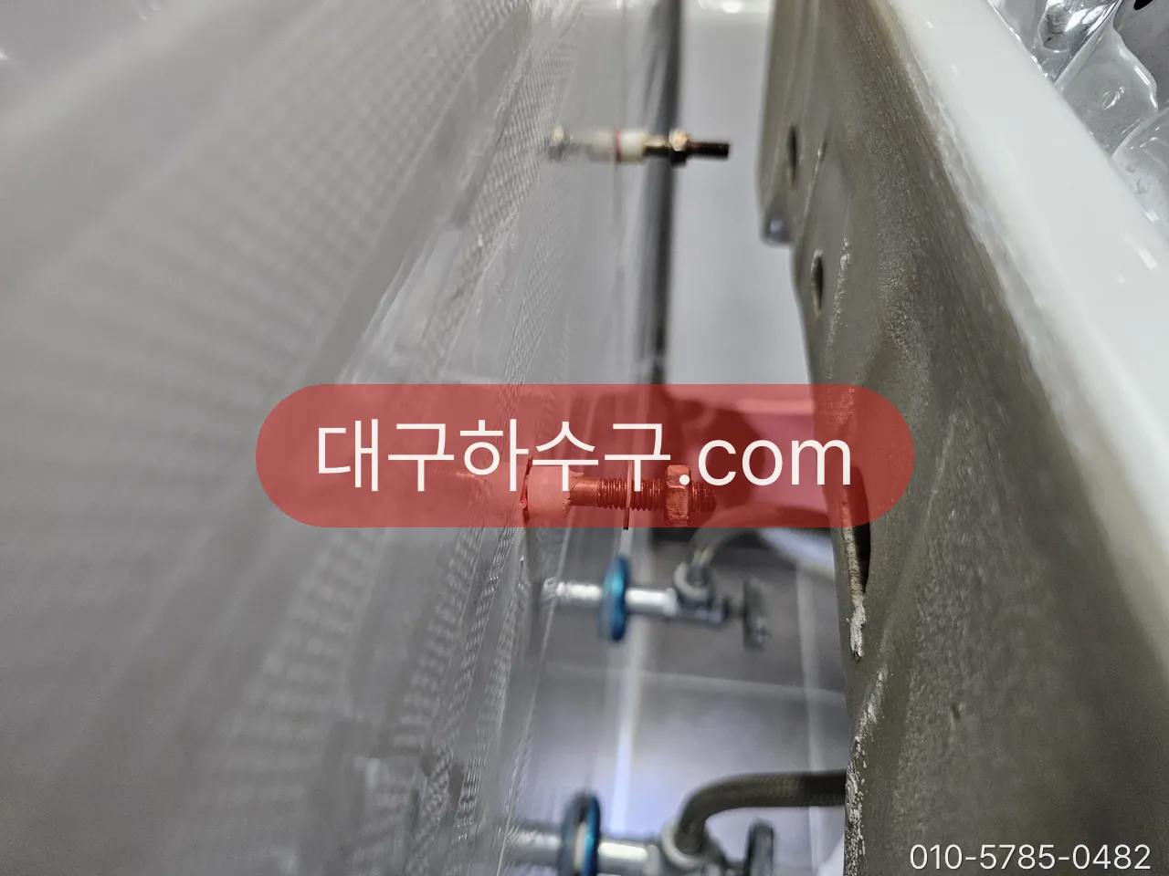 세면대 아래 급수 앵글밸브 — 급할 때 먼저 잠그는 자리